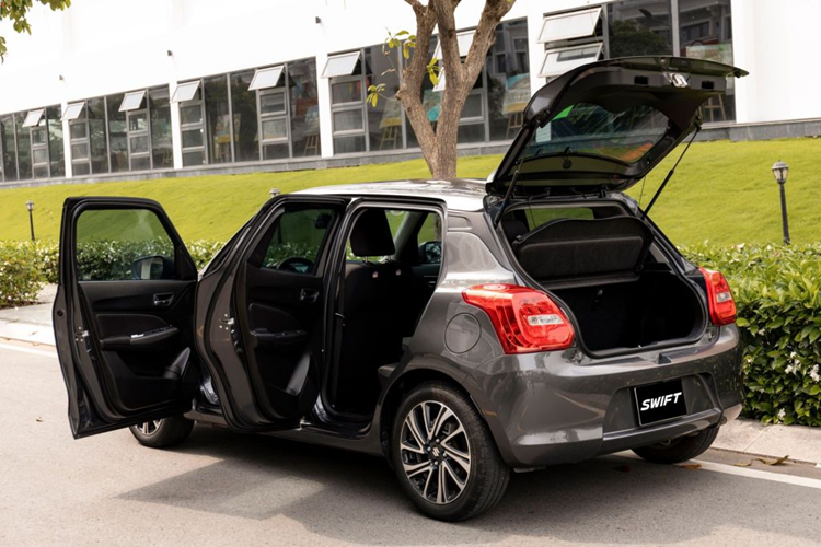 Mẫu hatchback Nhật Bản sở hữu ngoại hình nhỏ nhắn, mang đậm phong cách thiết kế của châu Âu và là mẫu xe được khá nhiều chị em ưa thích. Khoang cabin của Suzuki Swift cũng được trang bị khá nhiều tiện ích hiện đại.
