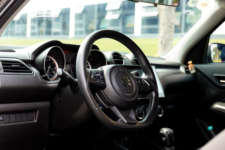 Có thể kể đến như: Vô lăng 3 chấu D-Cut thể thao điều chỉnh 4 hướng, 2 cụm đồng hồ Analog có viền mạ crom kết hợp với một màn hình LCD đa sắc TFT hiển thị các thông tin hỗ trợ lái, màn hình giải trí kích thước 10 inch có kết nối Bluetooth, Apple CarPlay, Android Auto... đi cùng với hệ thống 6 loa ở khắp xe.