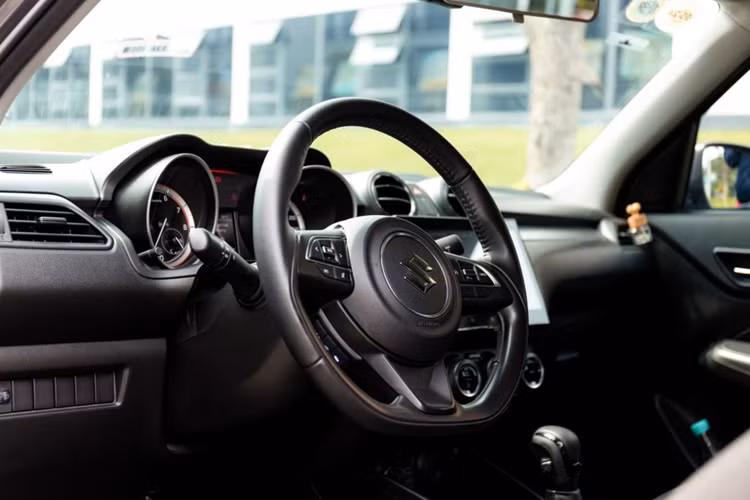 Có thể kể đến như: Vô lăng 3 chấu D-Cut thể thao điều chỉnh 4 hướng, 2 cụm đồng hồ Analog có viền mạ crom kết hợp với một màn hình LCD đa sắc TFT hiển thị các thông tin hỗ trợ lái, màn hình giải trí kích thước 10 inch có kết nối Bluetooth, Apple CarPlay, Android Auto... đi cùng với hệ thống 6 loa ở khắp xe.