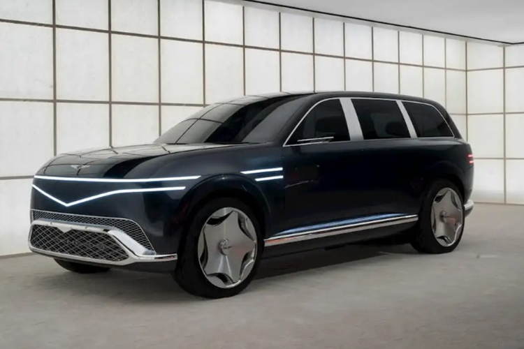 Nếu theo đúng kế hoạch, đáng lẽ ra, các nguyên mẫu SUV hạng sang Genesis GV90 đang phải thử nghiệm thực tế, nhưng hiện tại xe vẫn ở trong Trung tâm R&amp;D ở Namyang, Hàn Quốc do cửa xe gặp phải một số vấn đề.