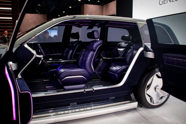 Bên cạnh cánh cửa được thiết kế độc đáo, ghế ngồi phía trước trên Genesis GV90 cũng gây chú ý khi có thể quay 180 độ để đối diện với hành khách phía sau, giúp việc giao tiếp trở nên dễ dàng, thuận lợi hơn.