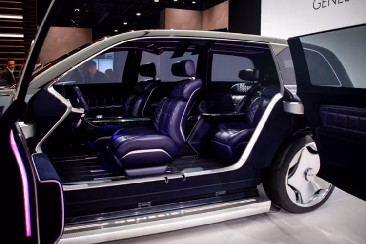 Bên cạnh cánh cửa được thiết kế độc đáo, ghế ngồi phía trước trên Genesis GV90 cũng gây chú ý khi có thể quay 180 độ để đối diện với hành khách phía sau, giúp việc giao tiếp trở nên dễ dàng, thuận lợi hơn.