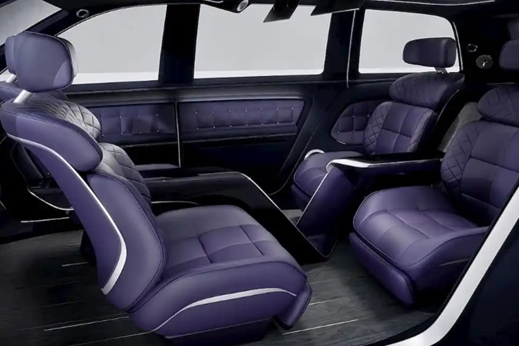 Bên cạnh đó, ghế ngồi trên GV90 còn được tích hợp hệ thống loa riêng giúp mỗi hành khách có thể tự điều chỉnh âm thanh tùy với nhu cầu, sở thích của bản thân.