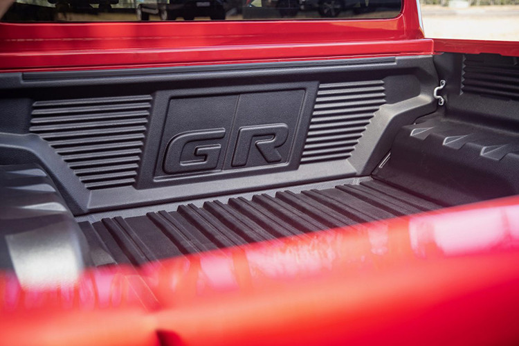 Đầu tiên phải kể đến kích thước của mẫu xe này với chiều rộng và chiều cao tăng lần lượt 140 mm và 15 mm trong khi chiều dài lại giảm 5 mm. Kích thước dài x rộng x cao của xe lần lượt là 5.320 x 2.020 x 1.880 mm và chiều dài cơ sở đạt 3.085 mm.