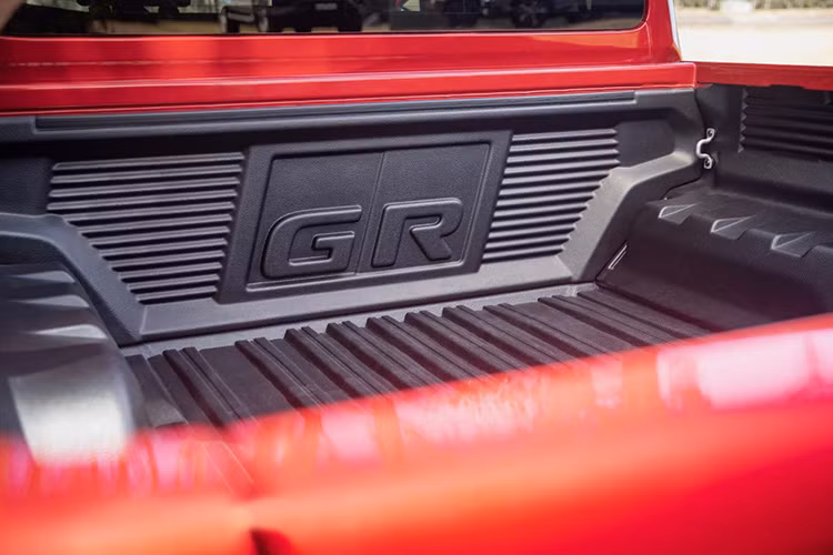 Đầu tiên phải kể đến kích thước của mẫu xe này với chiều rộng và chiều cao tăng lần lượt 140 mm và 15 mm trong khi chiều dài lại giảm 5 mm. Kích thước dài x rộng x cao của xe lần lượt là 5.320 x 2.020 x 1.880 mm và chiều dài cơ sở đạt 3.085 mm.