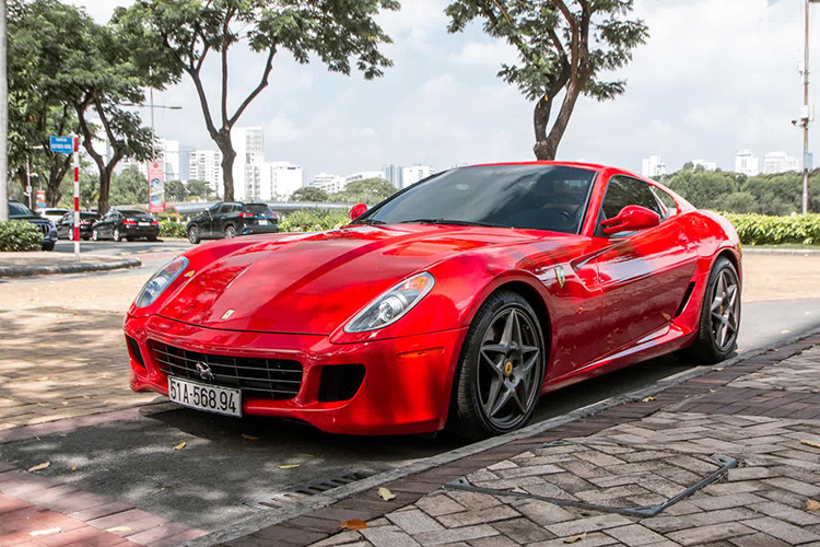Động cơ kết hợp cùng hộp số 6 cấp, nhờ đó, Ferrari 599 GTB Fiorano mất khoảng thời gian 3,7 giây để tăng tốc lên 100 km/h từ vị trí xuất phát trước khi đạt vận tốc tối đa 330 km/h. Siêu xe này đã được trang bị ống xả độ Frequency Intelligent Exhaust (FI) trị giá hàng trăm triệu đồng.