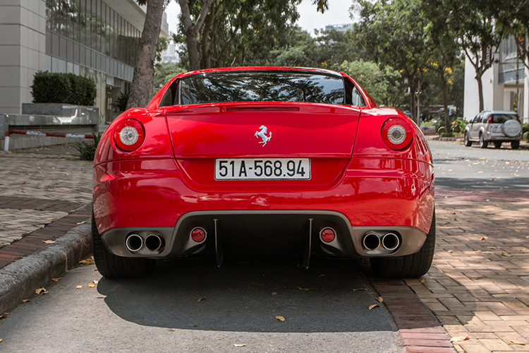 Cụ thể câu chuyện xảy ra vào năm tháng 1/2021, lúc này chiếc siêu xe Ferrari 599 GTB Fiorano bị bắt gặp xuất hiện tại 1 showroom siêu xe ở TP HCM. Thời điểm này ông Đặng Lê Nguyên Vũ bán đi khá nhiều siêu xe, và chiếc "ngựa chồm" độc nhất tại Việt Nam thời đó cũng bị thanh lý.