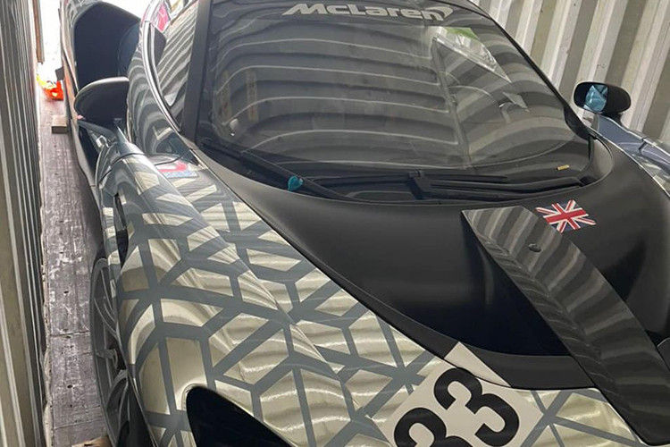 Từ lúc được nhập về cho đến khi được làm các thủ tục tái xuất, chiếc xe đua này khá bí ẩn. Tuy nhiên, mới đây trên mạng xã hội lại lan truyền hình ảnh của chiếc siêu xe đường đua McLaren Senna GTR này trước khi lên đường đến Đức.