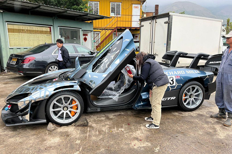 Hình ảnh này cho thấy, ngoại thất của chiếc siêu xe đường đua McLaren Senna GTR phủ bụi dày đặc, xe phải nằm chờ tại kho cảng hơn nửa năm mới làm xong các thủ tục tái xuất sang Đức. Hiện chiếc xe McLaren Senna GTR này đang được rao bán 48 tỷ đồng.
