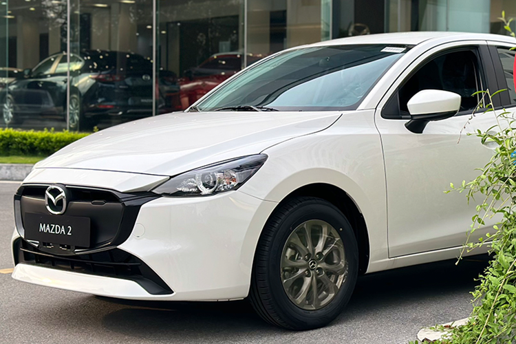 Giá khởi điểm của Mazda2 Sedan chỉ đắt hơn Mitsubishi Attrage (380 triệu đồng) và Kia Soluto (386 triệu đồng). Trong khi đó, Mazda2 phiên bản hatchback (Sport) không hề thay đổi giá bán. Giá của Mazda2 Sport hiện vẫn dao động từ 527 - 572 triệu đồng.