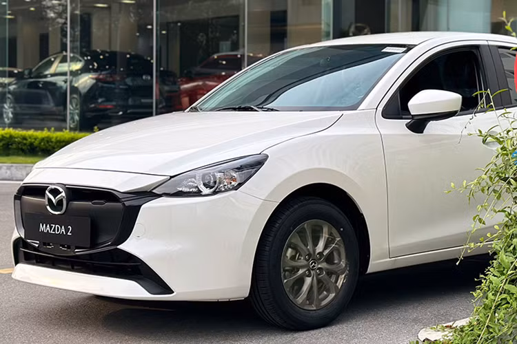 Giá khởi điểm của Mazda2 Sedan chỉ đắt hơn Mitsubishi Attrage (380 triệu đồng) và Kia Soluto (386 triệu đồng). Trong khi đó, Mazda2 phiên bản hatchback (Sport) không hề thay đổi giá bán. Giá của Mazda2 Sport hiện vẫn dao động từ 527 - 572 triệu đồng.