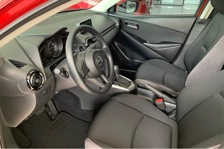 Bên cạnh đó là những trang bị đáng chú ý như hệ thống đèn LED, vành 16 inch, màn hình cảm ứng trung tâm 7 inch, hệ thống âm thanh 6 loa, lẫy chuyển số sau vô lăng, điều hòa tự động 1 vùng, gương chiếu hậu trung tâm chống chói tự động, hệ thống cảnh báo điểm mù BSM và cảnh báo phương tiện cắt ngang khi lùi RCTA.