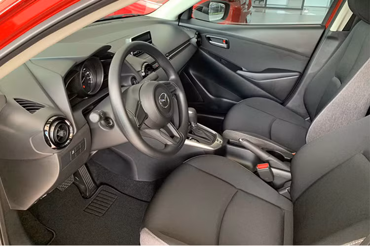 Bên cạnh đó là những trang bị đáng chú ý như hệ thống đèn LED, vành 16 inch, màn hình cảm ứng trung tâm 7 inch, hệ thống âm thanh 6 loa, lẫy chuyển số sau vô lăng, điều hòa tự động 1 vùng, gương chiếu hậu trung tâm chống chói tự động, hệ thống cảnh báo điểm mù BSM và cảnh báo phương tiện cắt ngang khi lùi RCTA.