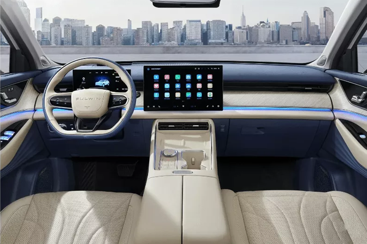 Có tổng cộng 5 màu thân xe: trắng, xám im lặng, xanh hoàng hôn, đen đêm đầy sao và sau cùng là xanh khói. Nội thất tối giản với màn hình điều khiển trung tâm nổi 2,5K 15,6 inch, bảng đồng hồ LCD toàn màn hình 10,25 inch và vô lăng hình chữ D được trang bị chip Qualcomm Snapdragon 8155.