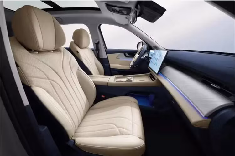 Bên dưới màn hình điều khiển trung tâm là cửa gió điều hòa hình chữ nhật. Bảng điều khiển trung tâm có bảng sạc không dây 50W cho điện thoại di động, giá để cốc và núm xoay. Cả HiCar và CarPlay đều được hỗ trợ.