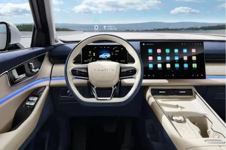 Các cấu hình khác bao gồm HUD, hệ thống âm thanh Sony 14 loa, hệ thống chiếu sáng xung quanh 256 màu, Super ID (đăng nhập nhanh bằng nhận dạng khuôn mặt, nhận dạng giọng nói hoặc Bluetooth), hệ thống giám sát người lái và trợ lý giọng nói AI.