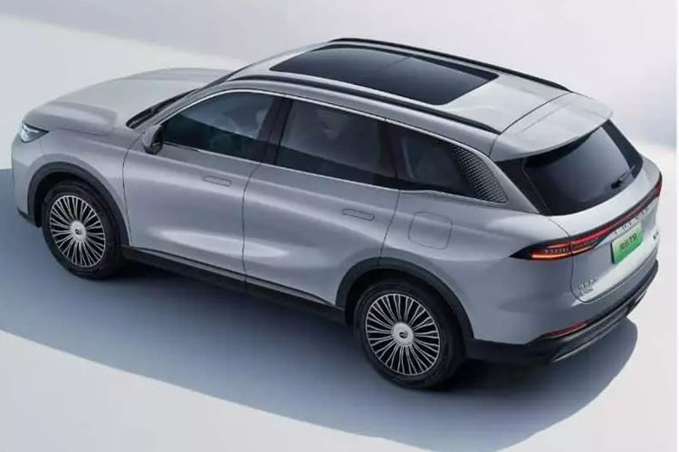 Phải mất 20 phút để sạc nhanh 30% đến 80%. Trong tương lai, Chery cũng sẽ ra mắt phiên bản có phạm vi di chuyển thuần điện CLTC là 200 km.