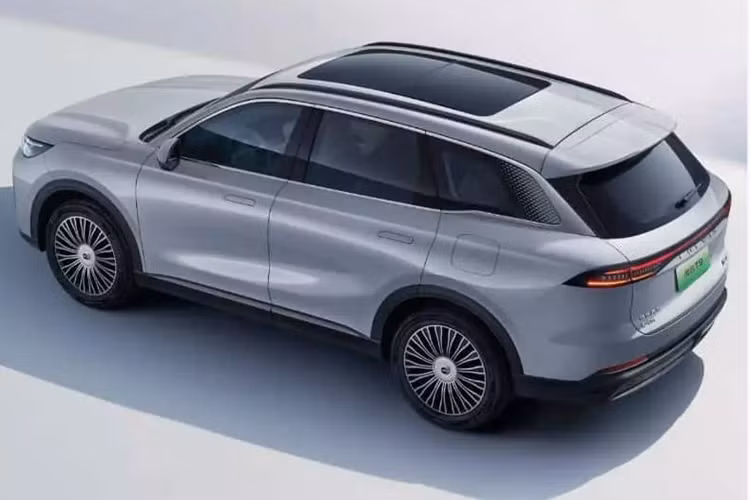 Phải mất 20 phút để sạc nhanh 30% đến 80%. Trong tương lai, Chery cũng sẽ ra mắt phiên bản có phạm vi di chuyển thuần điện CLTC là 200 km.