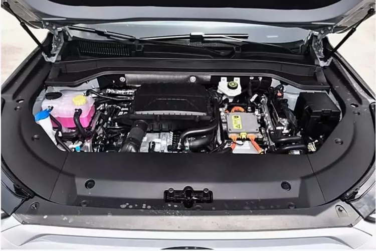 Động cơ có công suất tối đa 115 kW (154 mã lực) và mô-men xoắn cực đại 220 Nm trong khi động cơ điện tạo ra công suất 150 kW (201 mã lực) và 310 Nm. Thời gian tăng tốc 0 – 100 km/h là 7 giây.