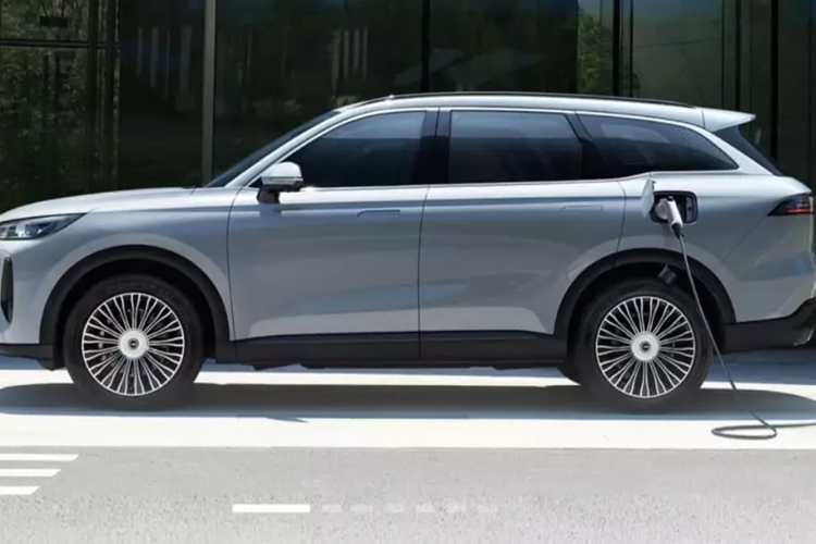 Về ngoại hình, mặt trước của xe SUV Chery Fulwin T9 áp dụng thiết kế lưới tản nhiệt khép kín được tô điểm bằng sự kết hợp trang trí banner thác nước thẳng và logo Chery dạ quang. Phía sau vay mượn các chi tiết thiết kế từ Chery Tiggo 9 nhưng Logo tiếng Anh Fulwin được di chuyển xuống bên dưới đèn hậu.