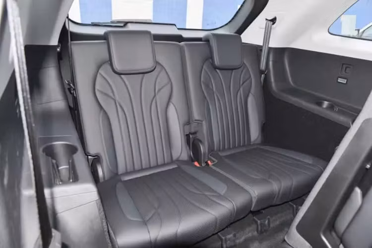 Ghế của phi công phụ có thể nằm phẳng chỉ bằng một nút bấm, ghế này cũng dành cho hàng ghế thứ hai và thứ ba và có thể biến thành giường 2,1㎡. Đồng thời, hàng ghế thứ 2 có thể di chuyển chỉ bằng một nút bấm, giúp việc ra vào hàng ghế thứ 3 dễ dàng hơn.