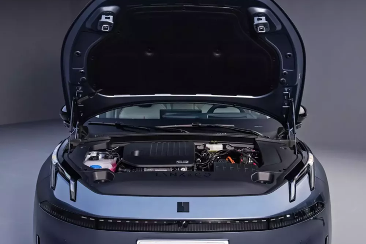 Xe được trang bị bảng đồng hồ full LCD 12,3 inch hình chữ nhật và màn hình điều khiển trung tâm 15,4 inch, màn hình điều khiển trung tâm có viền siêu hẹp thiết kế đẹp mắt, độ phân giải 2.5K, được trang bị hệ thống HMI Lynk Flyme Auto Meizu. Vô lăng xe Lynk &amp; Co 07 EM-P có thiết kế hai màu, trang trí bằng kim loại hình bầu dục ở giữa, hình dáng tổng thể rất hài hòa.