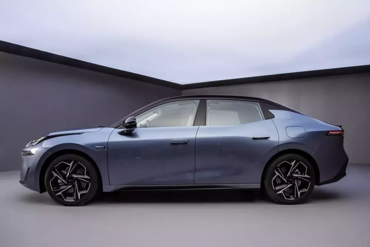 Từ ngoại hình, ta dễ dàng thấy rằng, chiếc xe Lynk &amp; Co 07 đang tiếp nối hình dáng của Lynk &amp; Co 08, một chiếc SUV ra mắt năm ngoái, ở thiết kế đèn pha, cặp đèn LED chạy ban ngày “Dawn Light” hình chữ “H” rất dễ nhận biết, phía dưới là bộ đèn pha xuyên thấu.