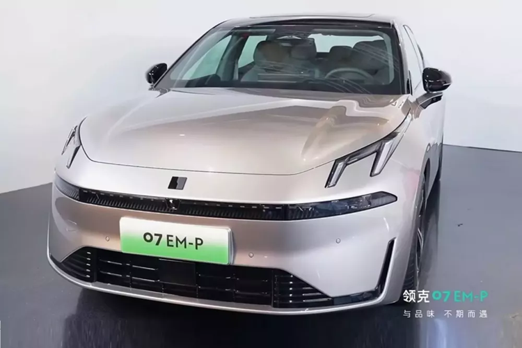 Lynk &amp; Co hiện cũng đã mở 2 đại lý chính hãng tại Việt Nam, vì thế, rất có thể mẫu xe sedan Lynk &amp; Co 07 EM-P sẽ sớm được mang về nước để giới thiệu. Vào hôm qua, ngày 8/3 vừa qua, Lynk &amp; Co đã chính thức trình làng chiếc Lynk &amp; Co 07 EM-P, mẫu sedan cỡ trung của chiếc SUV Lynk &amp; Co 08