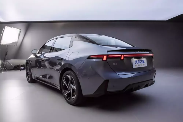 Phạm vi hoạt động của hệ thống sử dụng năng lượng thấp hơn là 1.400 km trong chu trình thử nghiệm CLTC với phạm vi hoạt động hoàn toàn bằng điện là 102 km. Hơn nữa, 07 EM-P hỗ trợ 3,3 kilowatt phóng điện bên ngoài. Xe sử dụng pin lithium iron phosphate 18,99 kWh của CALB. mức giá xe Lynk &amp; Co 07 EM-P 2024 hiện chưa công bố.