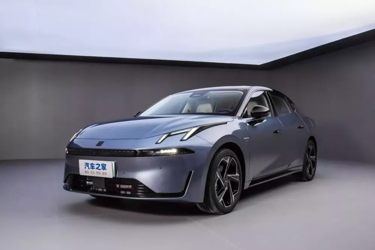 Lynk &amp; Co 07 EM-P được xây dựng dựa trên kiến trúc CMA Evo và được trang bị hệ thống plug-in hybrid 1.5T EM-P với công suất động cơ tối đa 163 mã lực. Trong tương lai, đối thủ của xe sẽ bao gồm các mẫu sedan cỡ trung plug-in hybrid như BYD Seal DM-i.