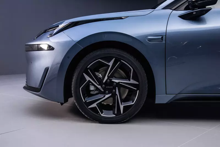 Hai đèn chiếu sáng cao và thấp ở bên cạnh và dải đèn LED ở giữa. Hình dáng tổng thể của phần đầu xe tương đối tròn trịa, phần gầm phía dưới được trang bị các khe hút gió lớn được nối với các rãnh dẫn gió ở hai bên, mang lại cảm giác thể thao.