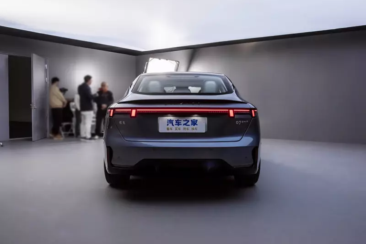 Phần dưới bảng điều khiển trung tâm được trang bị đế sạc không dây cho điện thoại di động, bên dưới nắp sau có hai khay đựng cốc. Lynk &amp; Co 07 EM-P là PHEV sử dụng động cơ BHE15-BFZ, trong đó động cơ xăng là bốn xi-lanh thẳng hàng, có tăng áp, sản sinh công suất lên tới 120 kW, tương đương 163 mã lực.