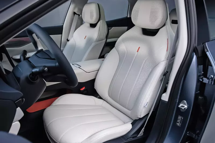 Đi ra phần đuôi xe, mẫu xe Lynk &amp; Co 07 sử dụng đèn hậu dạng xuyên thấu phổ biến hiện nay với 4 gờ hình chữ nhật ở giữa nhằm tăng thêm khả năng nhận diện. Phía sau xe được trang bị cánh lướt gió màu đen và viền sau lớn màu đen, phản ánh bầu không khí thể thao tốt.