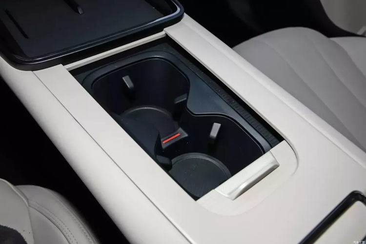 Về kích thước thân xe, các số đo của Lynk &amp; Co 07 bao gồm chiều dài, chiều rộng và chiều cao sẽ lần lượt là 4.827 mm x 1.900 mm x 1.480 mm và chiều dài cơ sở là 2.843 mm. Về nội thất, Lynk &amp; Co 07 EM-P tiếp tục phong cách thiết kế của Lynk &amp; Co 08.