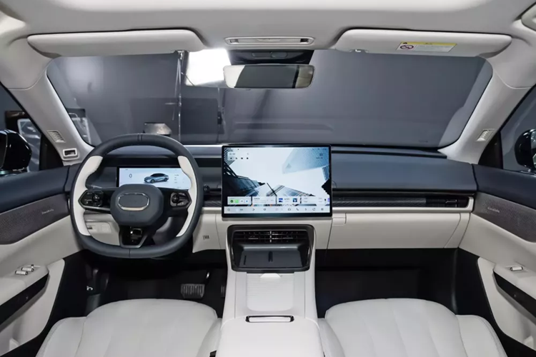 Nhìn từ bên hông thân xe, chiếc sedan cỡ trung Lynk &amp; Co 07 có các cột và nóc ABC được thiết kế màu đen, có thể hạ thấp trọng tâm thị giác của xe. Bên cạnh đó, Lynk &amp; Co 07 cũng được trang bị tay nắm cửa ẩn, mâm xe được thiết kế màu đen trắng tạo hình rất ngầu.