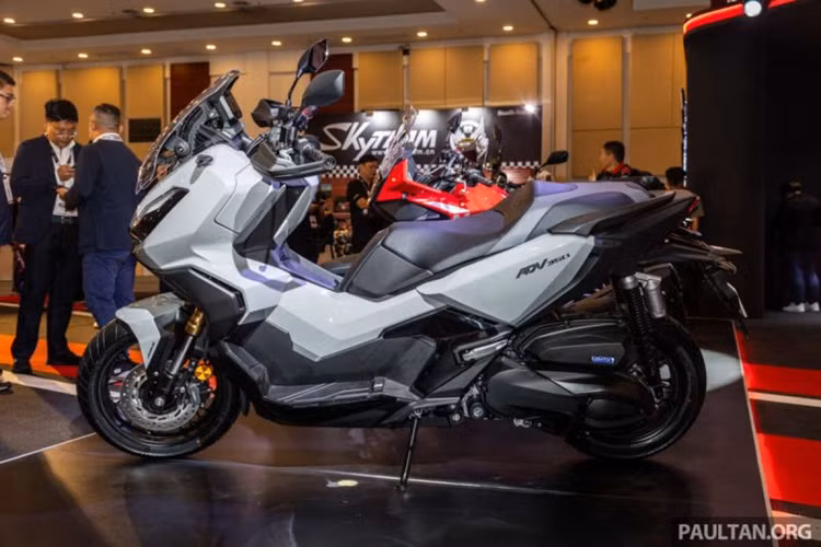 Xe được trang bị hộp số CVT và bộ truyền động dây đai truyền lực tới bánh sau. Mức giá xe giá xe Honda ADV 350 2024 từ 33.999 RM (tương đương khoảng 183 triệu đồng). Honda DV 350 tại Việt Nam không được phân phối chính hãng. Nếu muốn mua, khách hàng chỉ có thể đặt xe qua các đơn vị tư nhân