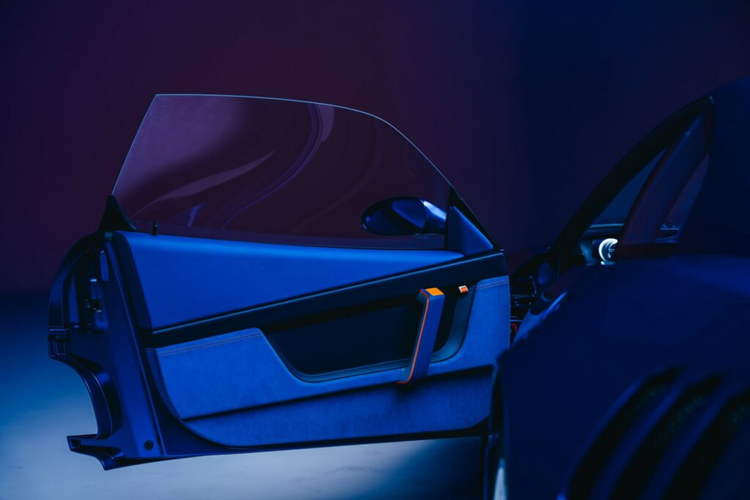 Các thanh giằng bằng sợi carbon đã giúp cải thiện độ cứng xoắn lên 23%. Xe cũng được trang bị bộ mâm xe hợp kim rèn 19 inch tùy chỉnh với bộ lốp Michelin Pilot Sport 4S.