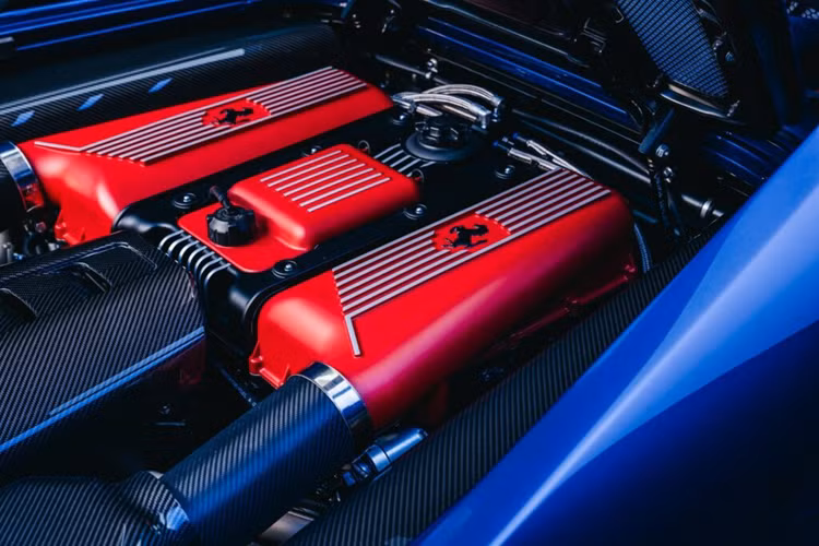 Mẫu xe sở hữu khoang nội thất hiện đại hóa với các chi tiết trang trí bằng sợi carbon và các điểm nhấn bằng kim loại cũng như bọc da và họa tiết sợi nhỏ. Thương hiệu cũng nâng cấp cho xe khối động cơ V8 phẳng dung tích 3.5 lít và được trang bị hơn 200 bộ phận mới hoặc được thiết kế lại.