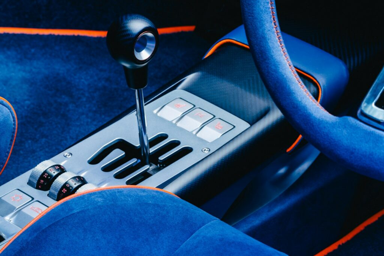 Bên cạnh những nâng cấp về hệ thống truyền động, mẫu xe này còn được trang bị bộ khung xe carbon. Evoluto không đi sâu vào chi tiết nhưng cho biết “tất cả các điểm cứng quan trọng trên khung xe đều được gia cố và độ cong của khung xe được giảm thiểu”.