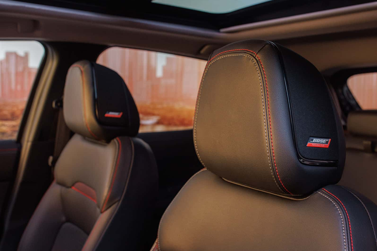 Nội thất của bản SV được trang bị màn hình cảm ứng trung tâm 12,3 inch, hỗ trợ kết nối Android Auto/Apple CarPlay không dây, sạc điện thoại không dây, radio vệ tinh SiriusXM, đèn chiếu sáng LED và đường chỉ 2 màu.