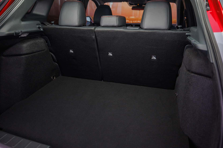 Cao cấp nhất là bản SR với giá bán từ 26.180 USD. Bản này tạo sự khác biệt bằng đèn pha riêng, lưới tản nhiệt sơn màu, baga nóc, vành hợp kim 17 inch và ốp gương chiếu hậu màu đen bóng, tích hợp đèn báo rẽ. 