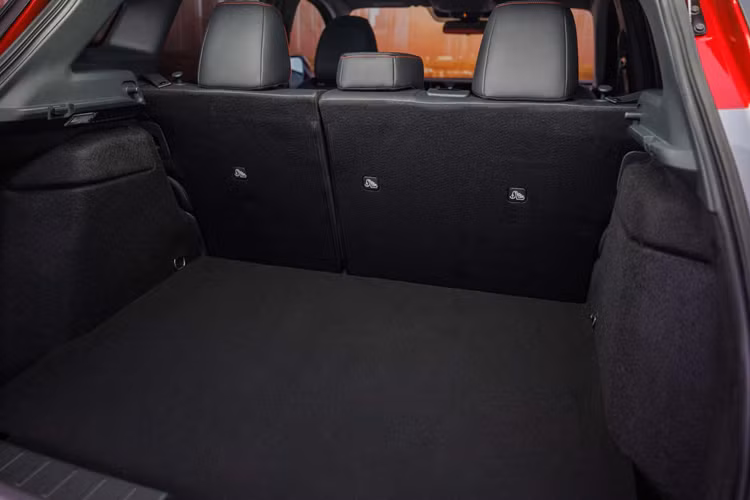 Cao cấp nhất là bản SR với giá bán từ 26.180 USD. Bản này tạo sự khác biệt bằng đèn pha riêng, lưới tản nhiệt sơn màu, baga nóc, vành hợp kim 17 inch và ốp gương chiếu hậu màu đen bóng, tích hợp đèn báo rẽ. 