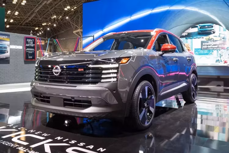 Vào hồi tháng 3 đầu năm nay, hãng Nissan đã chính thức giới thiệu thế hệ mới của dòng xe Kicks ở thị trường Mỹ. Đến nay, giá bán của mẫu SUV cỡ B này mới được công bố. Theo đó, Nissan Kicks 2025 tại Mỹ có giá khởi điểm từ 21.830 USD (tương đương khoảng 502 triệu đồng), tăng 490 USD so với thế hệ cũ.