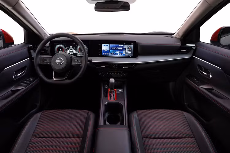 Dù là bản tiêu chuẩn nhưng Nissan Kicks S 2025 vẫn có những tính năng an toàn chủ động ADAS như hệ thống kiểm soát hành trình thông minh, cảnh báo tiền va chạm, cảnh báo điểm mù, cảnh báo chệch làn đường, hỗ trợ đèn pha, cảnh báo phương tiện cắt ngang khi lùi, phanh tự động khi lùi và phanh khẩn cấp tự động có thể phát hiện người đi bộ.