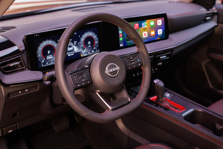 Ở bản tầm trung SV, Nissan Kicks 2025 có giá 23.680 USD. Bản này có thêm kính cửa màu tối riêng tư phía sau và vành thép 17 inch. Những chi tiết ngoại thất sơn cùng màu thân xe như ốp gương chiếu hậu và tay nắm cửa cũng được bổ sung cho bản SV.