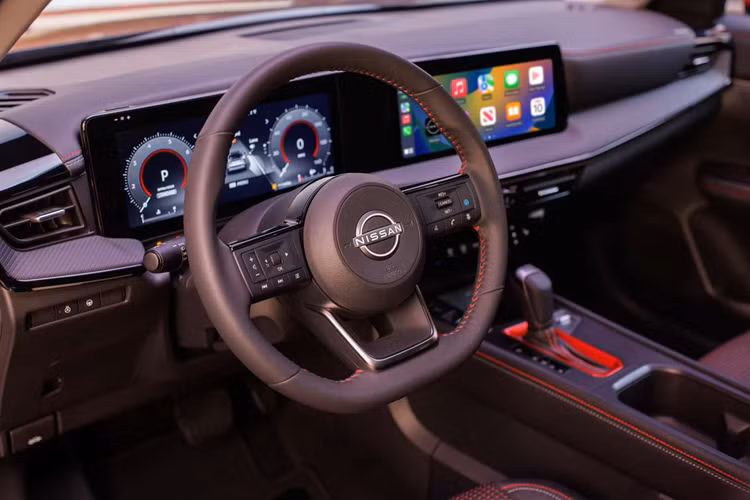 Ở bản tầm trung SV, Nissan Kicks 2025 có giá 23.680 USD. Bản này có thêm kính cửa màu tối riêng tư phía sau và vành thép 17 inch. Những chi tiết ngoại thất sơn cùng màu thân xe như ốp gương chiếu hậu và tay nắm cửa cũng được bổ sung cho bản SV.