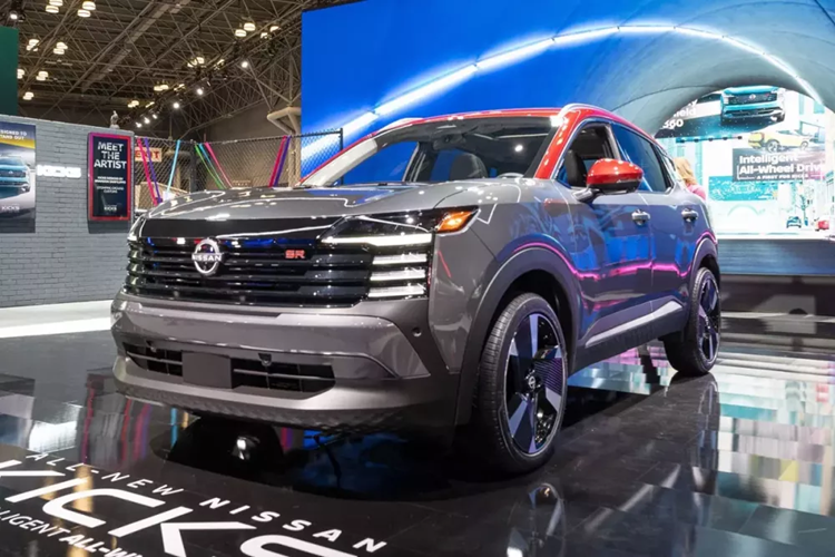 Vào hồi tháng 3 đầu năm nay, hãng Nissan đã chính thức giới thiệu thế hệ mới của dòng xe Kicks ở thị trường Mỹ. Đến nay, giá bán của mẫu SUV cỡ B này mới được công bố. Theo đó, Nissan Kicks 2025 tại Mỹ có giá khởi điểm từ 21.830 USD (tương đương khoảng 502 triệu đồng), tăng 490 USD so với thế hệ cũ.