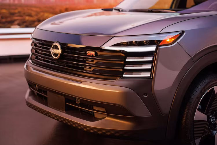 Bên trong mẫu xe SUV Nissan Kicks 2025 bản tiêu chuẩn, xe sở hữu những trang bị như bảng đồng hồ kỹ thuật số và màn hình cảm ứng trung tâm cùng có kích thước 7 inch. Bên cạnh đó, khách hàng còn tìm thấy vô lăng bọc urethane, hệ thống âm thanh 4 loa, cửa sổ/khóa cửa chỉnh điện, chìa khóa thông minh và khởi động nút bấm bên trong mẫu xe này.