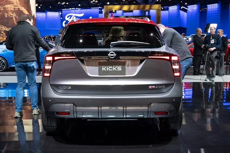 Những nâng cấp bên trong bản SR gồm có ghế thể thao bọc nỉ pha chất liệu giả da, vô lăng bọc da, những chi tiết ốp giả sợi carbon, đường chỉ màu cam và bảng đồng hồ kỹ thuật số 12,3 inch. 