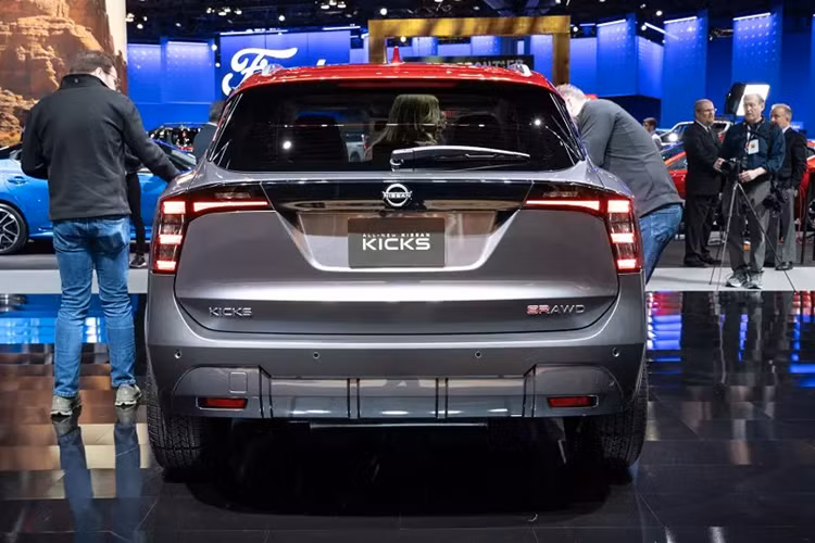 Những nâng cấp bên trong bản SR gồm có ghế thể thao bọc nỉ pha chất liệu giả da, vô lăng bọc da, những chi tiết ốp giả sợi carbon, đường chỉ màu cam và bảng đồng hồ kỹ thuật số 12,3 inch. 